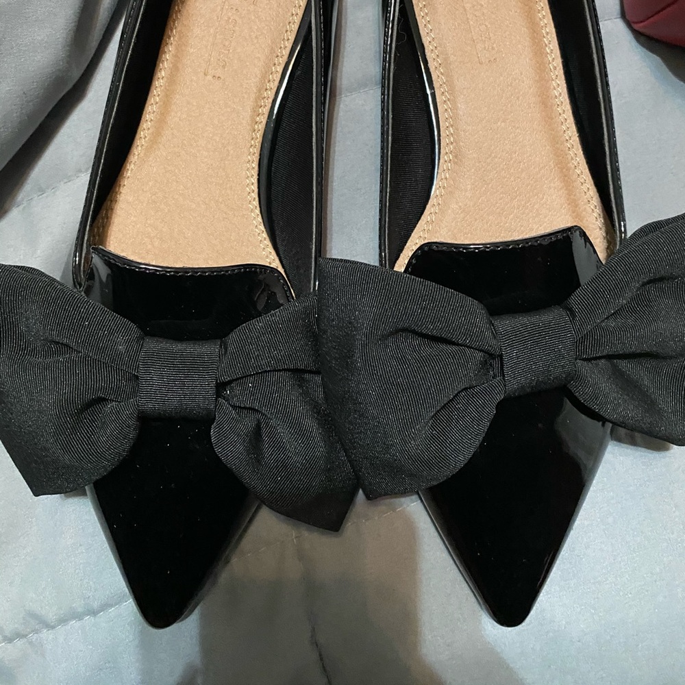 Pointy bow loafers